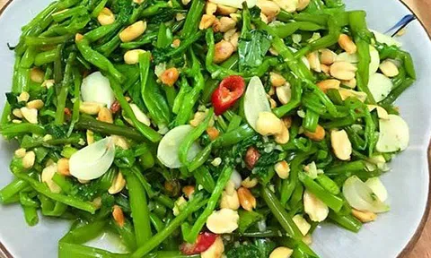 Làm nộm rau muống giòn ngon, rẻ tiền lại có lợi cho đường ruột