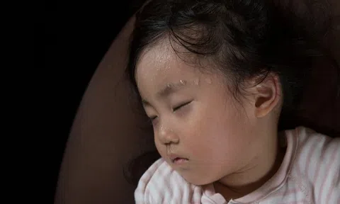 5 thói quen khi ngủ của trẻ cảnh báo dấu hiệu bệnh tật, mẹ chớ xem nhẹ