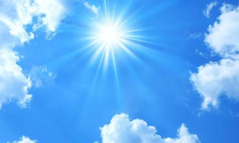 Hôm nay, Đà Nẵng có tia UV ở mức rất nguy hại cho sức khỏe; Hà Nội mưa dông