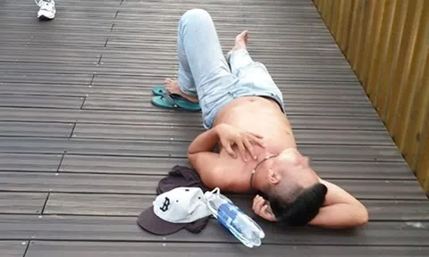 Nhiều ý kiến trái chiều về chàng trai tự nhiên ngủ say trên cầu gỗ lim “siêu sang” 