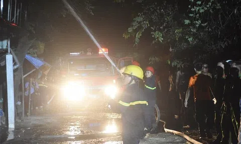 Thừa Thiên Huế: Xưởng gỗ bị thiêu rụi trong đêm khuya