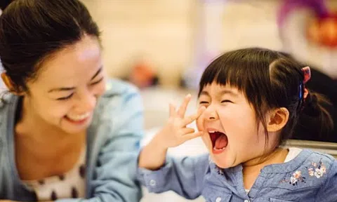 \'Con giỏi lắm\' - lời khen không đúng lúc có thể gây hại cho trẻ