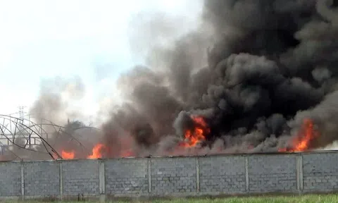 TP.HCM: Kho chứa nệm 1.200m2 bị bà hỏa thiêu rụi