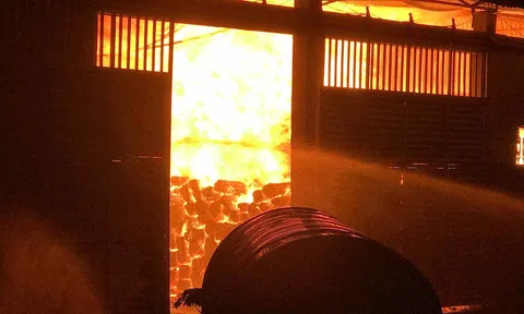 Hà Tĩnh: Kho gỗ Lào bốc cháy trong đêm, thiệt hại tiền tỷ