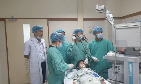 Huế: Lấy thành công dị vật trong phế quản của bệnh nhi người Lào 