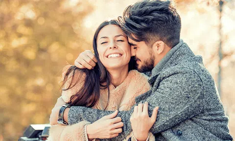 Vợ chồng phải cực kì yêu thương nhau mới có 4 hành động này