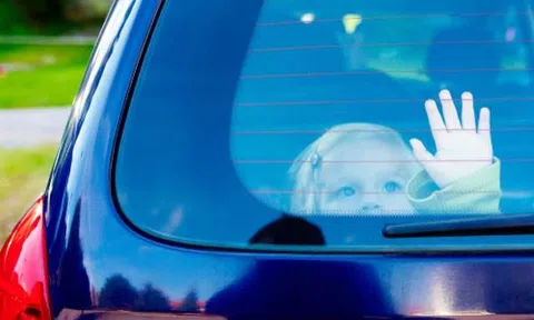 Mẹ trẻ dạy con cách thoát hiểm khi xe bị khóa