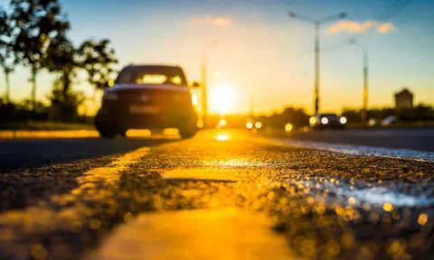 Nhiệt độ trên xe hơi là bao nhiêu nếu đóng kín cửa để ngoài trời?