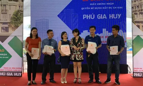 Khách hàng vui mừng nhận bàn giao quyền sử dụng đất từ công ty Phú Hồng Thịnh
