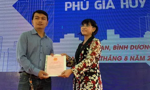 Hàng trăm khách hàng vui mừng khi nhận GCNQSDĐ từ chủ đầu tư Phú Hồng Thịnh