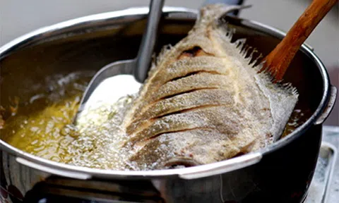 Trước khi rán, ướp với nguyên liệu này đảm bảo cá giòn, không sát chảo