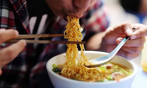 Tác hại khủng khiếp của việc ăn quá nhiều mỳ tôm vào bữa sáng