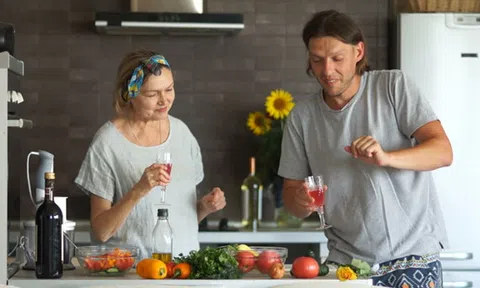 Tại sao có đàn ông thích hẹn hò với phụ nữ lớn tuổi hơn?