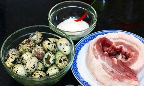 Cách kho thịt lợn với trứng cút chuẩn vị, đậm đà nhất