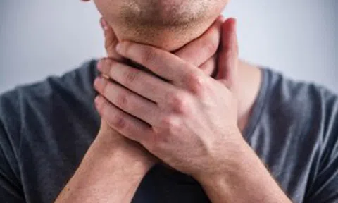 Bị `cướp` mất giọng nói vì thói quen cả triệu người khó bỏ