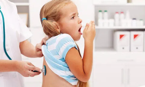 Trẻ bị ho có nên ăn kiêng thịt gà và tôm?