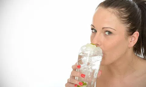 5 cách uống nước tưởng tốt hoá ra gây hại cho sức khỏe