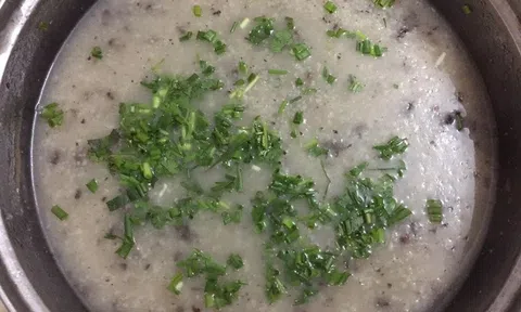 Mát trời làm nồi lẩu cháo lòng nóng hổi ăn ngon `hết xảy`