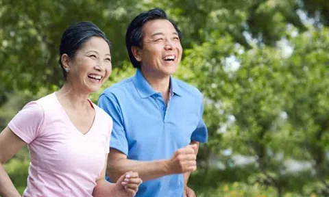 Muốn sống hạnh phúc ở tuổi trung niên, hãy buông bỏ những điều này