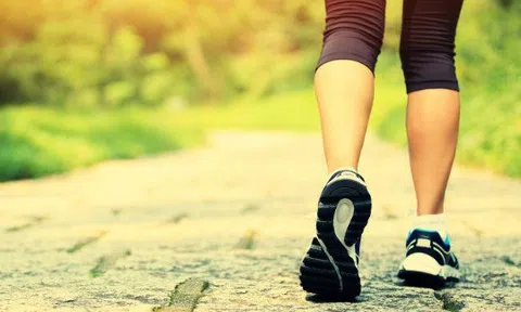 15 phút đi bộ theo cách này, giảm mạnh đau tim, đột quỵ
