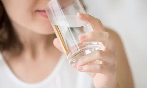 Uống nước có thể chữa đau đầu?