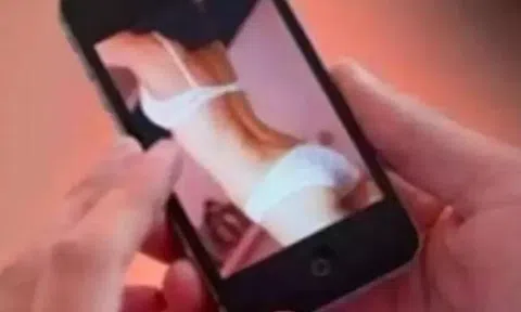 Chàng trai dọa tung ảnh nóng của bạn gái cũ nếu không quay lại