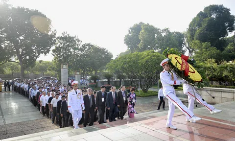 Hội Luật gia dâng hương các anh liệt sĩ và vào Lăng viếng Chủ tịch Hồ Chí Minh
