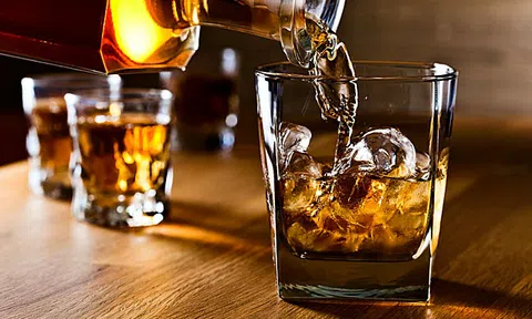 Cách uống rượu bia ít gây hại