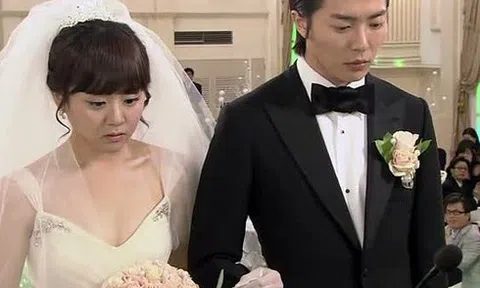 Sau 1 cuộc điện thoại ngay ngày cưới, cô dâu quyết tháo trả vàng viết đơn ly hôn 