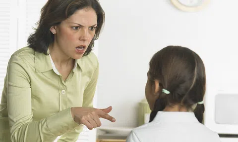 Con nổi bật trong mắt thầy cô nhưng luôn bị mẹ chê bai