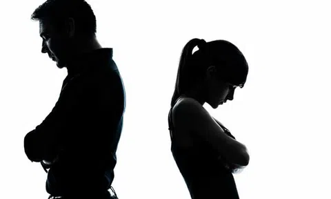 Choáng váng khi biết bố mẹ “đóng kịch” hạnh phúc