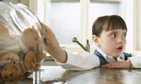 Dạy sao cho bé từ bỏ thói ăn cắp vặt?