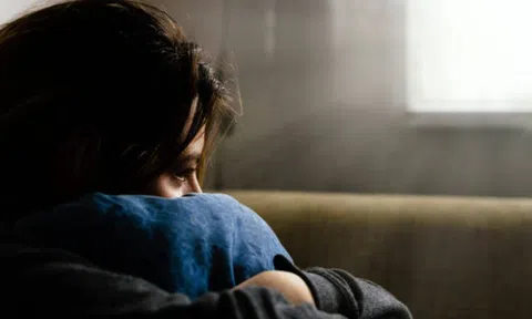 Tôi có nên đến thăm khi chồng cũ đang “thập tử nhất sinh”?