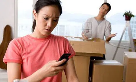 Phải làm gì với cô vợ hay lục lọi “trộm” điện thoại của chồng?