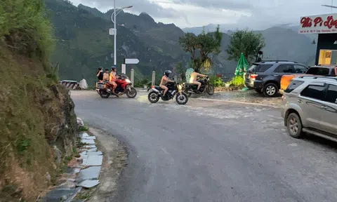 Hà Giang họp khẩn vụ Hiếu Orion cùng 3 người đàn ông khỏa thân ở Mã Pì Lèng