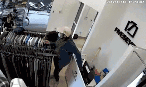 \"Nữ quái\" trộm iPhone Xsmax cực nhanh