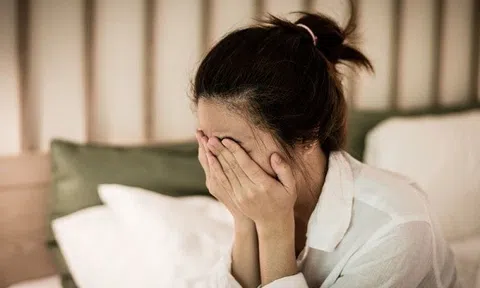 Tôi bị chồng hất văng ra khỏi giường ngay đêm tân hôn chỉ vì...