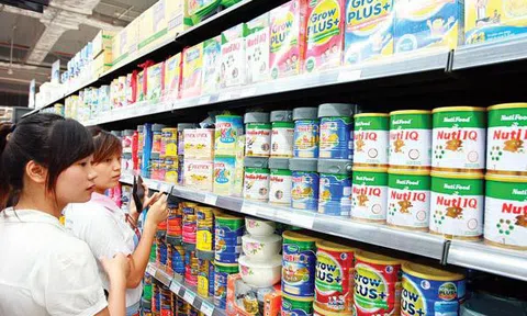 Sữa xách tay - giá cả bát nháo, chất lượng khó lường