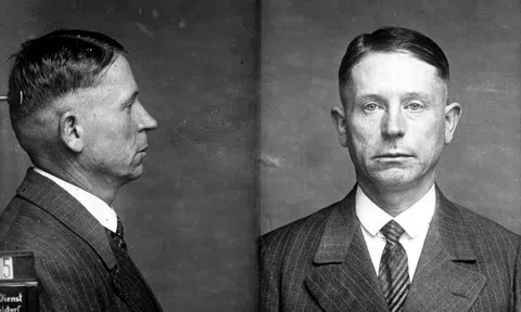 Tuổi thơ “méo mó” của gã sát nhân ma cà rồng thèm khát... tiếng hấp hối