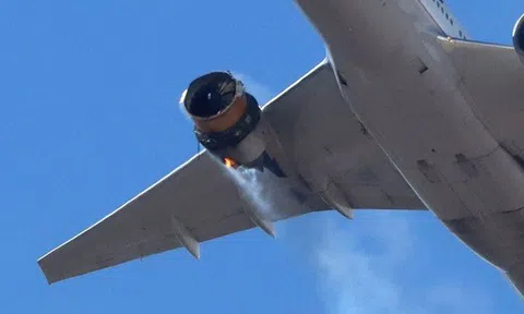 Máy bay bất ngờ gặp sự cố, hàng loạt mảnh vỡ rơi xuống khu dân cư