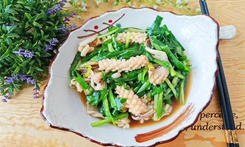 Mực xào lá hẹ thơm ngon, giòn sần sật, ai ăn cũng thích