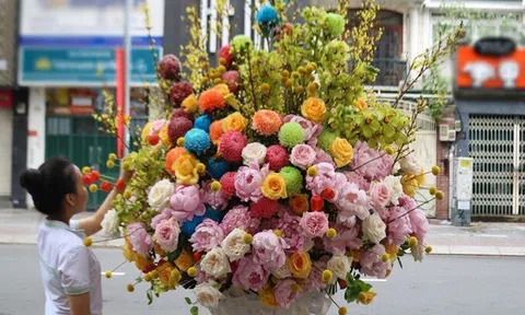 Bình hoa 65 triệu đồng, đại gia mua tặng vợ ngày 8/3 có gì đặc biệt?