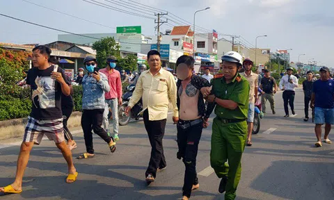 Bị CSGT truy đuổi, tài xế có biểu hiện ngáo đá cầm dao cố thủ trong xe