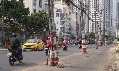 Chuyện lạ ở TP. HCM, 80 cột điện bỗng nhiên "mọc" giữa đường