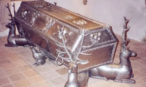 Sở thích tiêu tiền kỳ lạ của đại gia Việt: Chi "núi tiền" mua quan tài, xây lăng mộ ướp xác