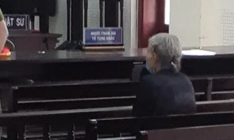 Mẹ già 80 tuổi khóc cạn nước mắt khi lần thứ 3 tiễn con trai vào tù