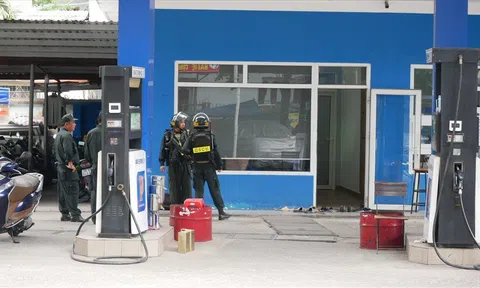 Hàng chục công an bao vây, kiểm tra cửa hàng xăng dầu ở TP.HCM