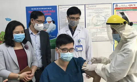 Gần 40.000 người đã tiêm vắc xin COVID-19; bộ Y tế kiểm tra công tác phòng chống dịch tại Hà Nội