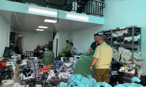 Hà Nội: Phát hiện kho hàng khủng chứa hàng vạn sản phẩm giả các nhãn hiệu LV, Gucci, Nike