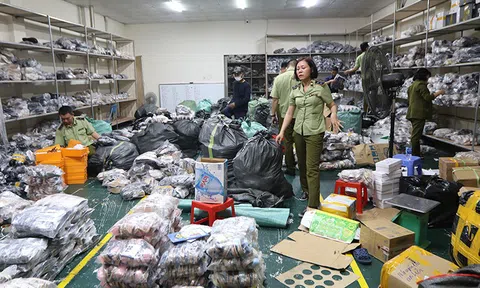 Hà Nội: Phát hiện kho hàng "khủng" chứa hơn 3.000 đôi giày dép giả hiệu Gucci, Adidas, Dior